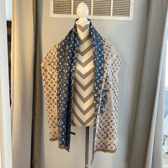 Louis Vuitton Monogram Wrap/Shawl, OS - Picture 4 of 9
